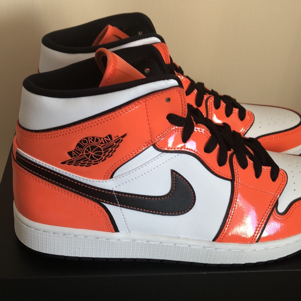 NIKE AIR JORDAN 1 SE SNEAKERS - Picture 2 of 8